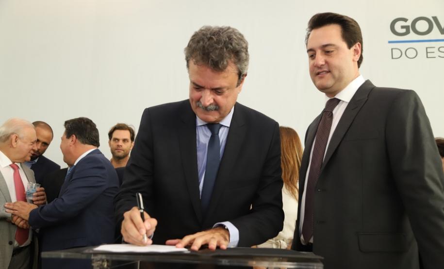 O governador Carlos Massa Ratinho Junior afirmou nesta terça-feira (12) que o Governo do Estado vai agilizar os processos de licenciamento ambiental para aliar a sustentabilidade com o desenvolvimento econômico do Estado. Ele deu posse, em cerimônia no Palácio Iguaçu, ao secretário de Estado do Desenvolvimento Sustentável e Turismo, Marcio Nunes, e aos presidentes das autarquias vinculadas à pasta.  _  Curitiba, 12/02/2019  -  Foto: José Fernando Ogura/ANPr