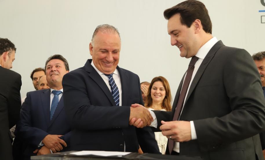 O governador Carlos Massa Ratinho Junior afirmou nesta terça-feira (12) que o Governo do Estado vai agilizar os processos de licenciamento ambiental para aliar a sustentabilidade com o desenvolvimento econômico do Estado. Ele deu posse, em cerimônia no Palácio Iguaçu, ao secretário de Estado do Desenvolvimento Sustentável e Turismo, Marcio Nunes, e aos presidentes das autarquias vinculadas à pasta.  _  Curitiba, 12/02/2019  -  Foto: José Fernando Ogura/ANPr