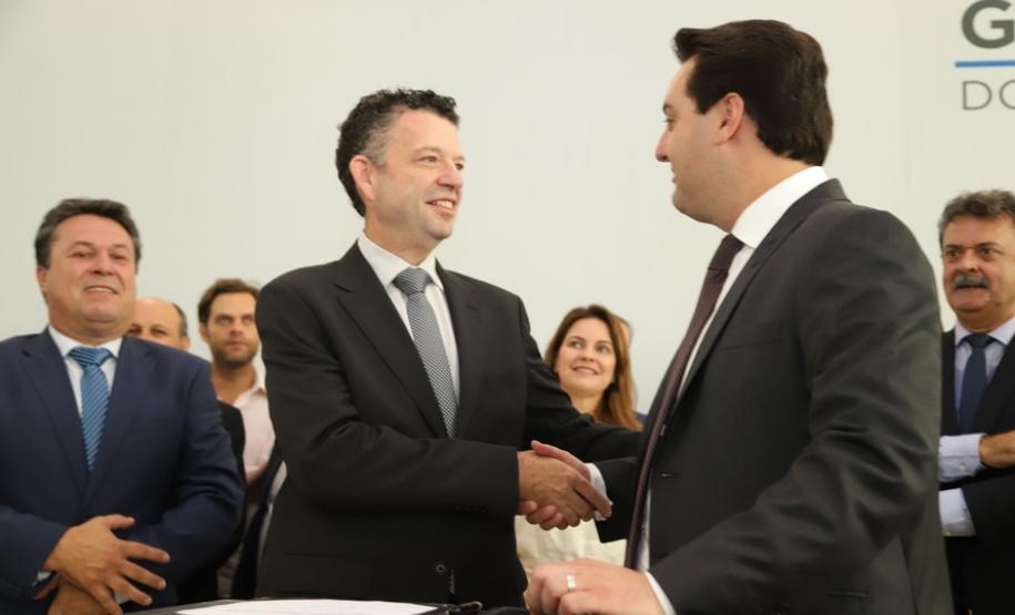 O governador Carlos Massa Ratinho Junior afirmou nesta terça-feira (12) que o Governo do Estado vai agilizar os processos de licenciamento ambiental para aliar a sustentabilidade com o desenvolvimento econômico do Estado. Ele deu posse, em cerimônia no Palácio Iguaçu, ao secretário de Estado do Desenvolvimento Sustentável e Turismo, Marcio Nunes, e aos presidentes das autarquias vinculadas à pasta.  _  Curitiba, 12/02/2019  -  Foto: José Fernando Ogura/ANPr