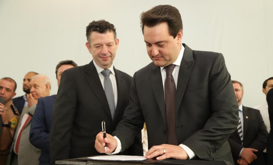 O governador Carlos Massa Ratinho Junior afirmou nesta terça-feira (12) que o Governo do Estado vai agilizar os processos de licenciamento ambiental para aliar a sustentabilidade com o desenvolvimento econômico do Estado. Ele deu posse, em cerimônia no Palácio Iguaçu, ao secretário de Estado do Desenvolvimento Sustentável e Turismo, Marcio Nunes, e aos presidentes das autarquias vinculadas à pasta.  _  Curitiba, 12/02/2019  -  Foto: José Fernando Ogura/ANPr