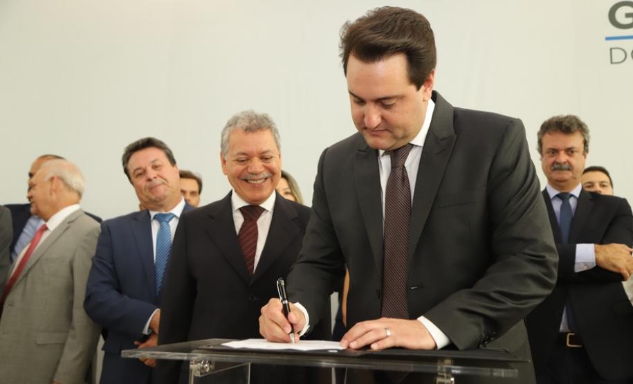 O governador Carlos Massa Ratinho Junior afirmou nesta terça-feira (12) que o Governo do Estado vai agilizar os processos de licenciamento ambiental para aliar a sustentabilidade com o desenvolvimento econômico do Estado. Ele deu posse, em cerimônia no Palácio Iguaçu, ao secretário de Estado do Desenvolvimento Sustentável e Turismo, Marcio Nunes, e aos presidentes das autarquias vinculadas à pasta.  _  Curitiba, 12/02/2019  -  Foto: José Fernando Ogura/ANPr