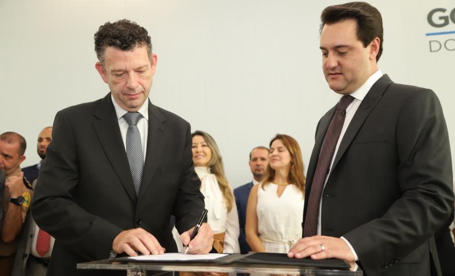 O governador Carlos Massa Ratinho Junior afirmou nesta terça-feira (12) que o Governo do Estado vai agilizar os processos de licenciamento ambiental para aliar a sustentabilidade com o desenvolvimento econômico do Estado. Ele deu posse, em cerimônia no Palácio Iguaçu, ao secretário de Estado do Desenvolvimento Sustentável e Turismo, Marcio Nunes, e aos presidentes das autarquias vinculadas à pasta.  _  Curitiba, 12/02/2019  -  Foto: José Fernando Ogura/ANPr