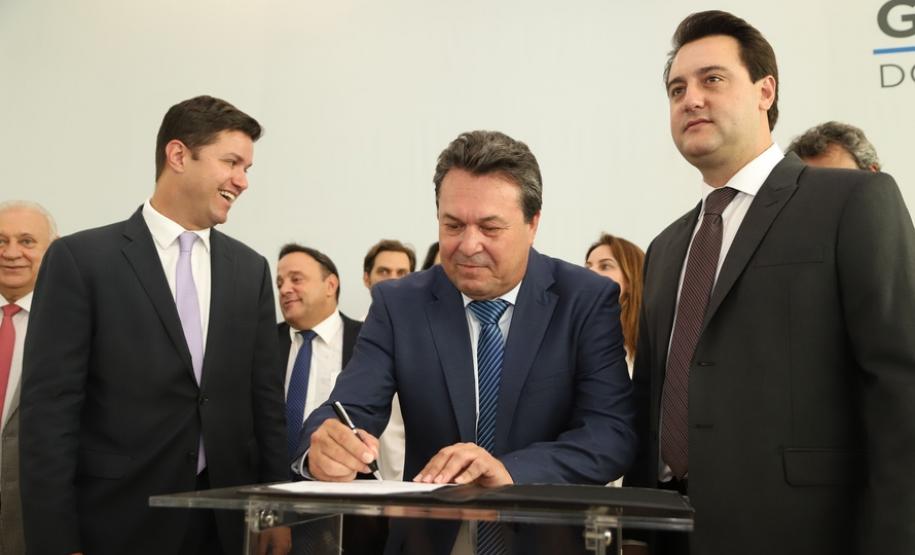 O governador Carlos Massa Ratinho Junior afirmou nesta terça-feira (12) que o Governo do Estado vai agilizar os processos de licenciamento ambiental para aliar a sustentabilidade com o desenvolvimento econômico do Estado. Ele deu posse, em cerimônia no Palácio Iguaçu, ao secretário de Estado do Desenvolvimento Sustentável e Turismo, Marcio Nunes, e aos presidentes das autarquias vinculadas à pasta.  _  Curitiba, 12/02/2019  -  Foto: José Fernando Ogura/ANPr