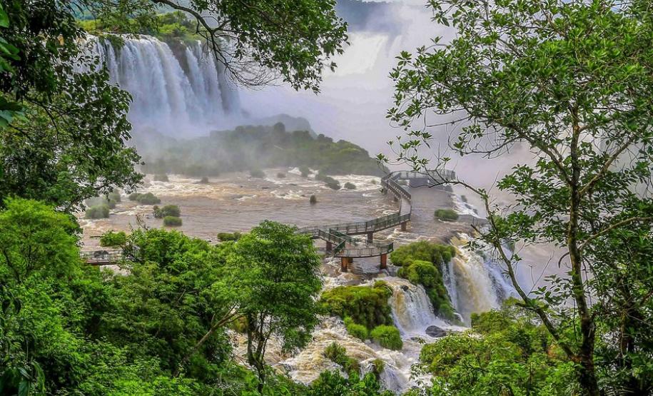 O governador Carlos Massa Ratinho Junior participou nesta quinta-feira (10), em Foz do Iguaçu, da solenidade em comemoração aos 80 anos do Parque Nacional do Iguaçu. Considerado uma das mais belas reservas ecológicas do mundo, o Parque Nacional do Iguaçu tem 225 mil hectares e é reconhecido pela Unesco como Patrimônio Natural da Humanidade. Foz do Iguaçu,10/01/2018 Foto:Jaelson Lucas / ANPr