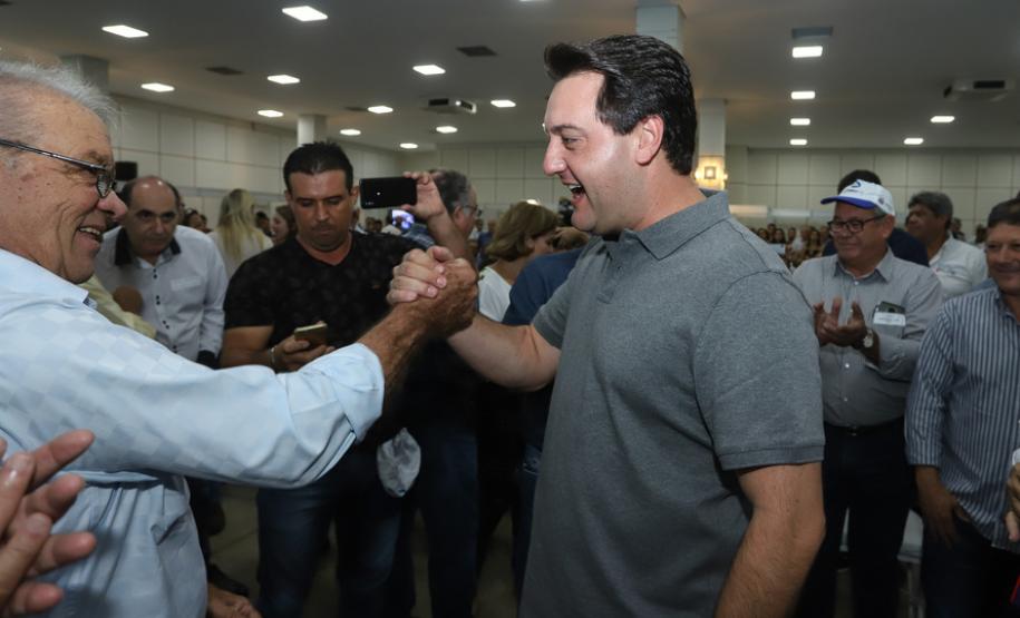 O governador Carlos Massa Ratinho Junior afirmou nesta sexta-feira (12), em encontro com prefeitos de cidades da região Norte, realizado na ExpoLondrina, que o programa de transferência da sede administrativa para cidades do interior fortalece a presença do governo junto à população e agiliza o encaminhamento das demandas regionais.  -  Londrina, 12/04/2019  -  Foto: Rodrigo Félix Leal/ANPr