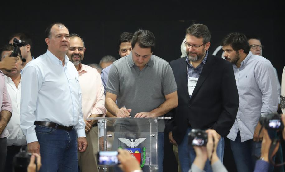 O governador Carlos Massa Ratinho Junior afirmou nesta sexta-feira (12), em encontro com prefeitos de cidades da região Norte, realizado na ExpoLondrina, que o programa de transferência da sede administrativa para cidades do interior fortalece a presença do governo junto à população e agiliza o encaminhamento das demandas regionais.  -  Londrina, 12/04/2019  -  Foto: Rodrigo Félix Leal/ANPr