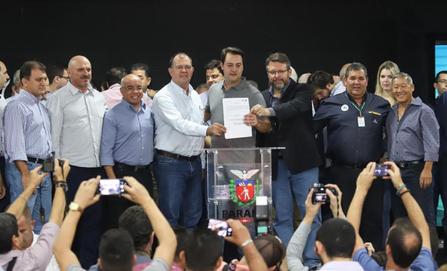 O governador Carlos Massa Ratinho Junior afirmou nesta sexta-feira (12), em encontro com prefeitos de cidades da região Norte, realizado na ExpoLondrina, que o programa de transferência da sede administrativa para cidades do interior fortalece a presença do governo junto à população e agiliza o encaminhamento das demandas regionais.  -  Londrina, 12/04/2019  -  Foto: Rodrigo Félix Leal/ANPr