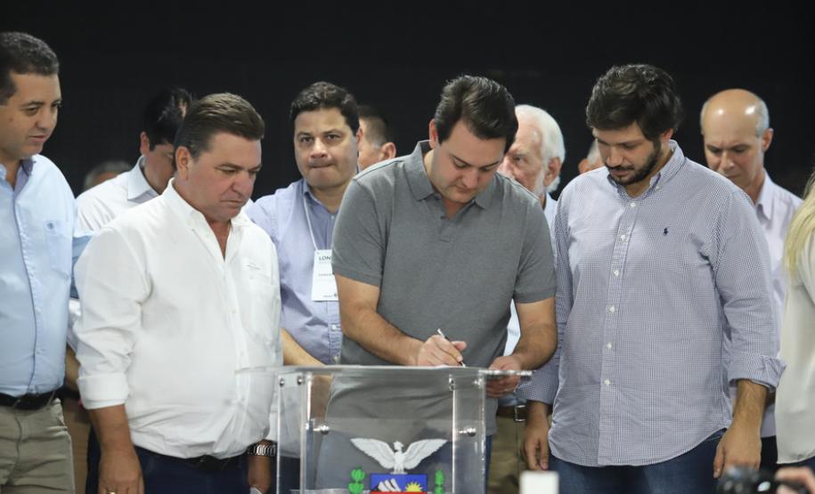 O governador Carlos Massa Ratinho Junior afirmou nesta sexta-feira (12), em encontro com prefeitos de cidades da região Norte, realizado na ExpoLondrina, que o programa de transferência da sede administrativa para cidades do interior fortalece a presença do governo junto à população e agiliza o encaminhamento das demandas regionais.  -  Londrina, 12/04/2019  -  Foto: Rodrigo Félix Leal/ANPr
