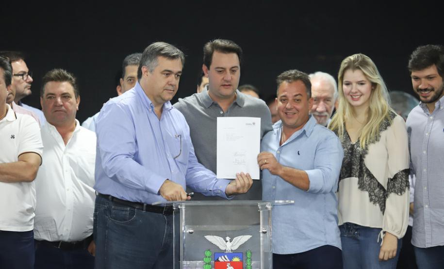 O governador Carlos Massa Ratinho Junior afirmou nesta sexta-feira (12), em encontro com prefeitos de cidades da região Norte, realizado na ExpoLondrina, que o programa de transferência da sede administrativa para cidades do interior fortalece a presença do governo junto à população e agiliza o encaminhamento das demandas regionais.  -  Londrina, 12/04/2019  -  Foto: Rodrigo Félix Leal/ANPr