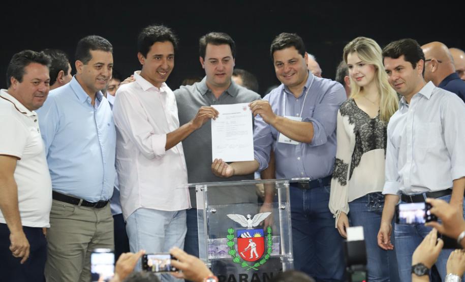 O governador Carlos Massa Ratinho Junior afirmou nesta sexta-feira (12), em encontro com prefeitos de cidades da região Norte, realizado na ExpoLondrina, que o programa de transferência da sede administrativa para cidades do interior fortalece a presença do governo junto à população e agiliza o encaminhamento das demandas regionais.  -  Londrina, 12/04/2019  -  Foto: Rodrigo Félix Leal/ANPr