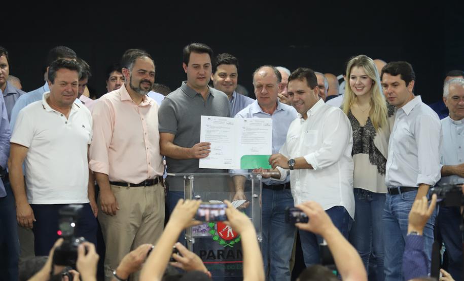 O governador Carlos Massa Ratinho Junior afirmou nesta sexta-feira (12), em encontro com prefeitos de cidades da região Norte, realizado na ExpoLondrina, que o programa de transferência da sede administrativa para cidades do interior fortalece a presença do governo junto à população e agiliza o encaminhamento das demandas regionais.  -  Londrina, 12/04/2019  -  Foto: Rodrigo Félix Leal/ANPr