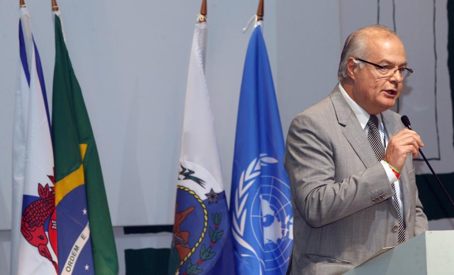 O secretário estadual do Meio Ambiente e Recursos Hídricos, Jonel Iurk, afirmou nesta terça-feira (19/06), no Rio de Janeiro, que o governo paranaense tem como meta recuperar até um milhão de hectares de florestas nativas nos próximos 20 anos. Ele destacou que o Estado vem adotando medidas inovadoras para a conservação das riquezas naturais e que o trabalho foi reforçado com o lançamento do programa Bioclima Paraná