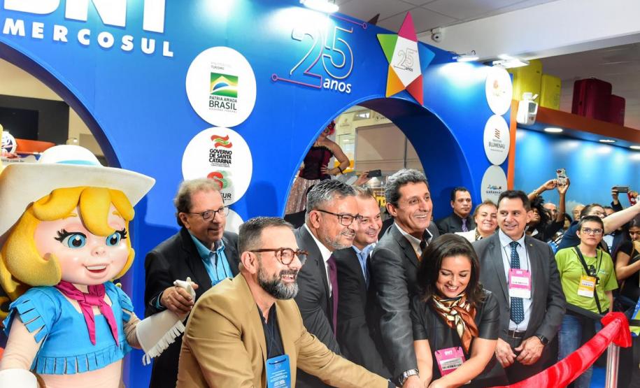 Paraná marca presença em feira de turismo do Mercosul