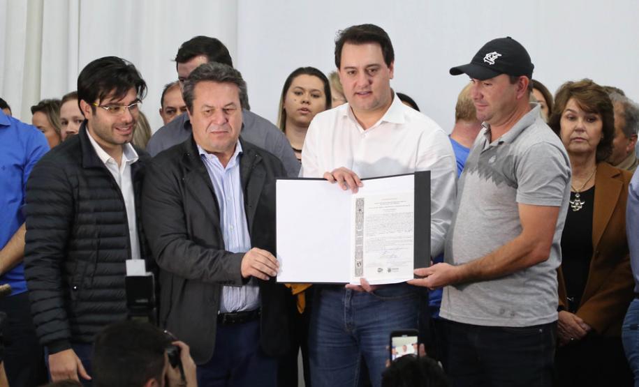 Mais 56 famílias recebem títulos de propriedade de seus imóveis