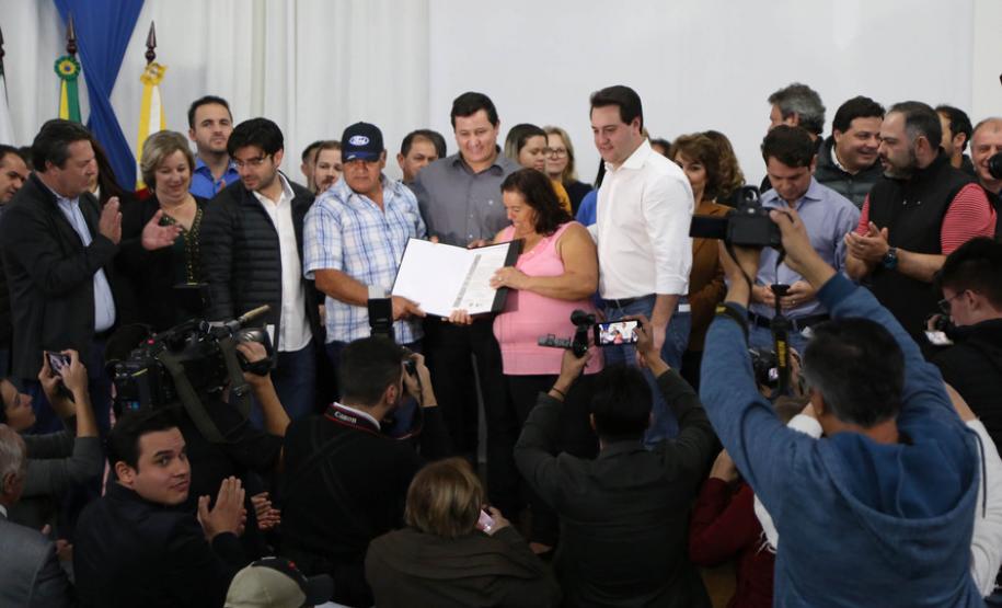 Mais 56 famílias recebem títulos de propriedade de seus imóveis