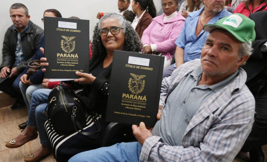 Mais 56 famílias recebem títulos de propriedade de seus imóveis