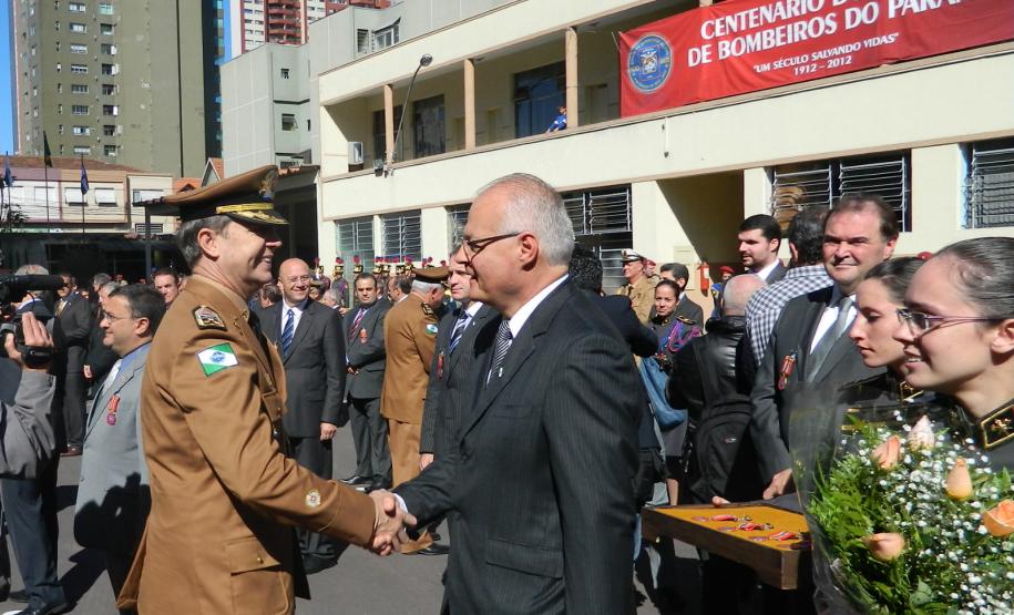 Dia do Bombeiro Secretário Iurk recebe medalaha comemorativa
