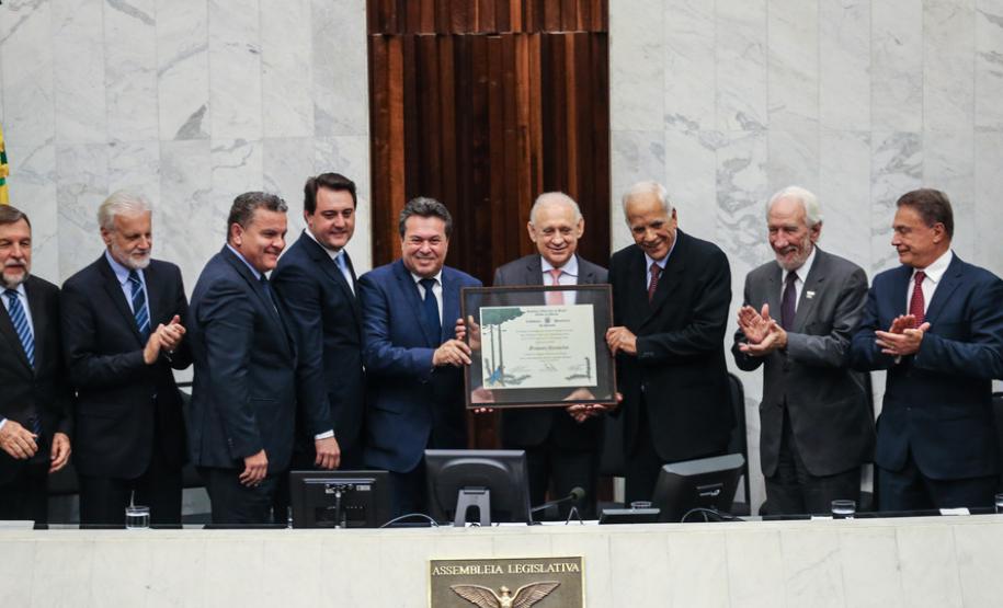Governador participa de homenagem a Oriovisto Guimarães