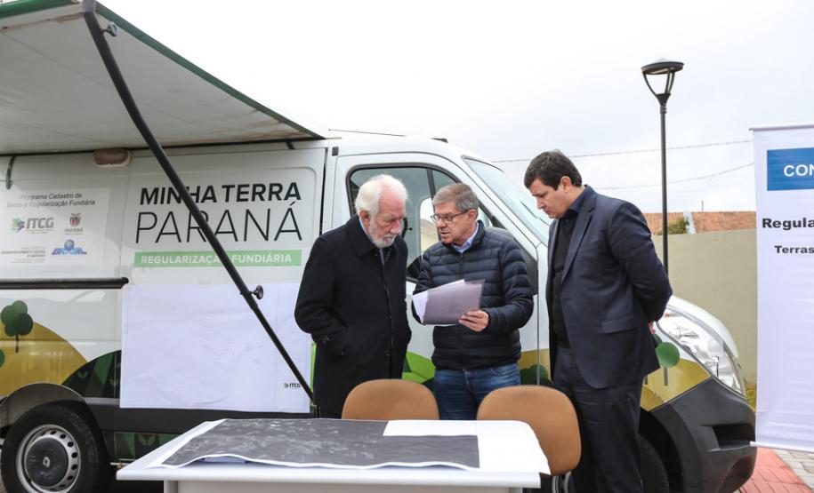Governo entrega documentos para regularizar pequenas propriedades rurais de Piraquara