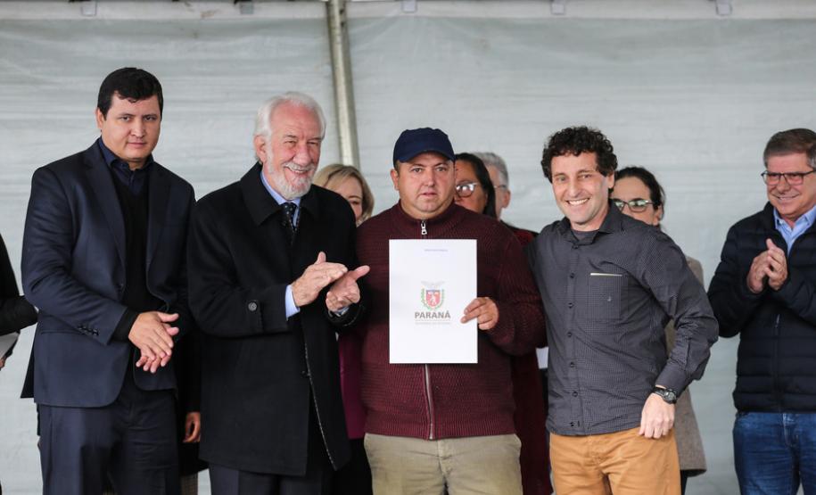 Governo entrega documentos para regularizar pequenas propriedades rurais de Piraquara