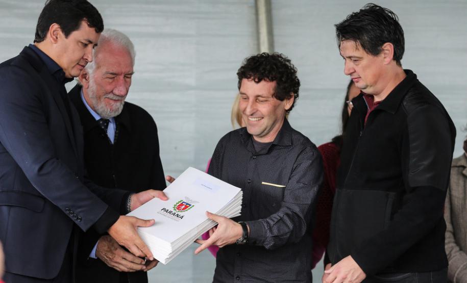 Governo entrega documentos para regularizar pequenas propriedades rurais de Piraquara