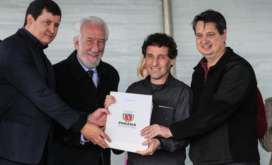 Governo entrega documentos para regularizar pequenas propriedades rurais de Piraquara