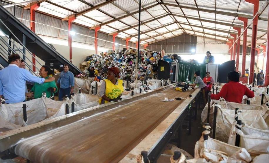 Governo e municípios discutem gestão de resíduos urbanos