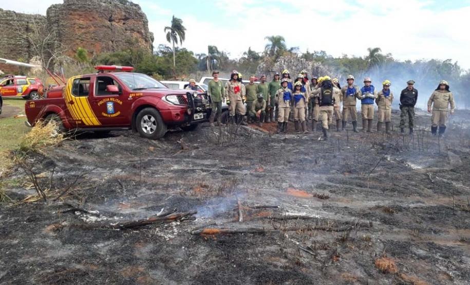 IAP promove queima controlada no Parque Estadual de Vila Velha IAP promove queima controlada no Parque Estadual de Vila Velha
