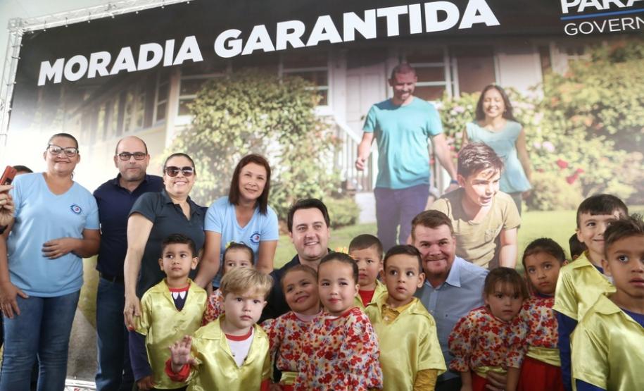 367 famílias recebem títulos de propriedade de imóveis no Litoral