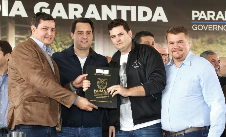 367 famílias recebem títulos de propriedade de imóveis no Litoral