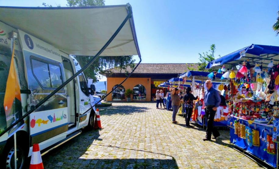 Van leva informações turísticas durante jogos no Litoral