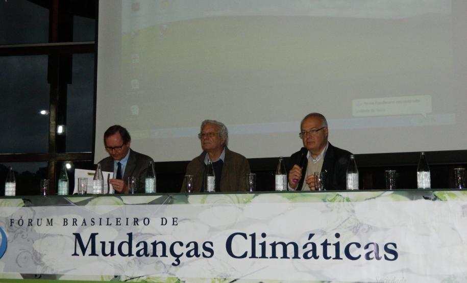 FBMC video Luiz Pinguelli(no centro) e secretário do Meio Ambiente Jonel Iurk.