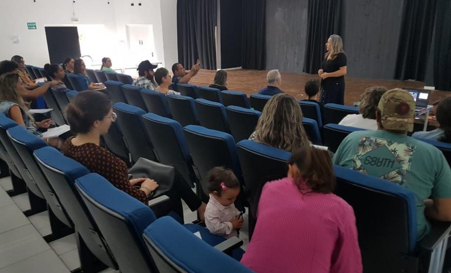 Comerciantes são capacitados para receber turistas na temporada