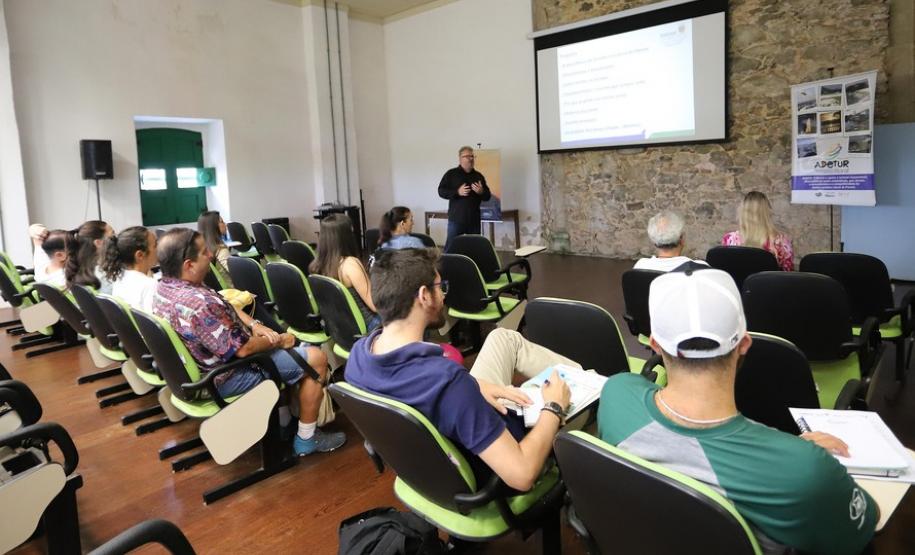 Comerciantes são capacitados para receber turistas na temporada Comerciantes são capacitados para receber turistas na temporada