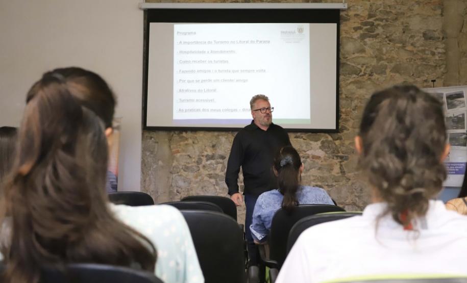 Comerciantes são capacitados para receber turistas na temporada Comerciantes são capacitados para receber turistas na temporada