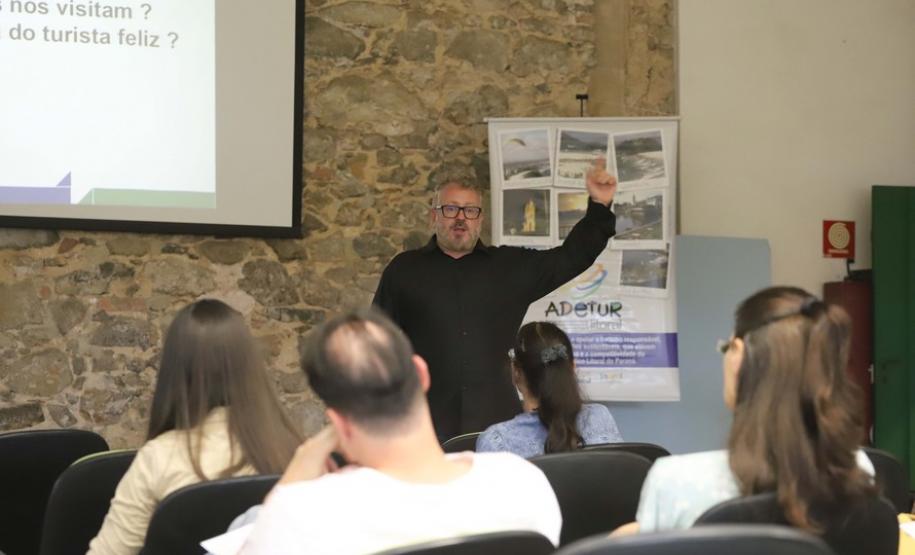 Comerciantes são capacitados para receber turistas na temporada Comerciantes são capacitados para receber turistas na temporada