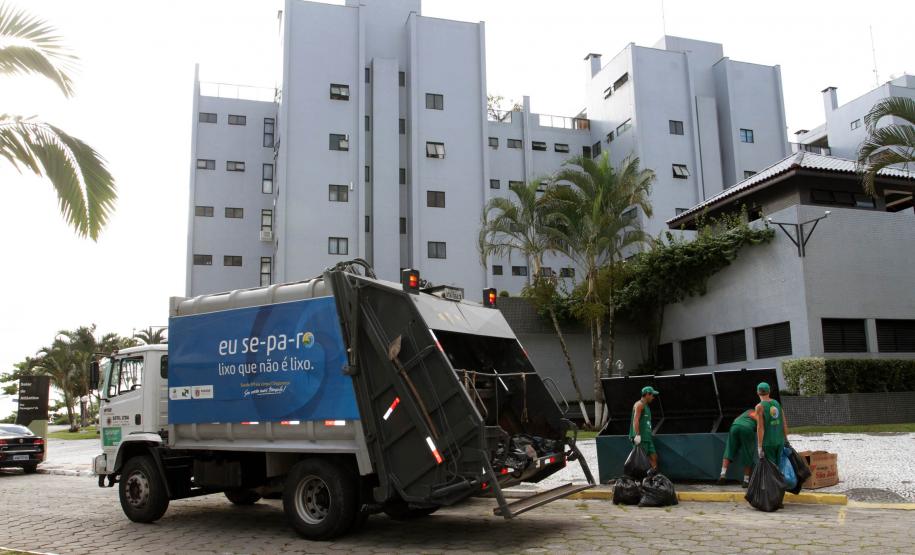 Coleta de lixo no litoral no Paraná. Caiobá, 17-02-2012. Coleta de lixo no litoral no Paraná.Caiobá, 17-02-2012.