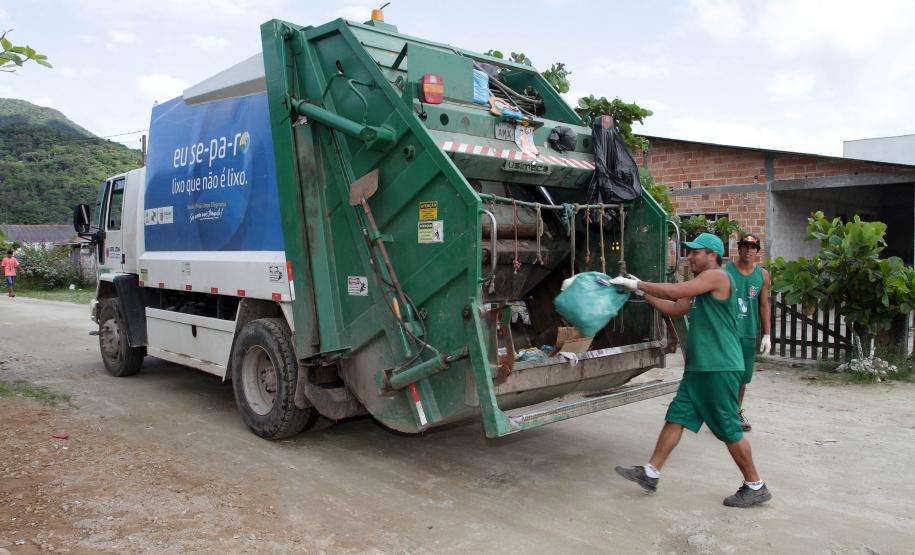Coleta de lixo no litoral no Paraná. Caiobá, 17-02-2012. Coleta de lixo no litoral no Paraná. Caiobá, 17-02-2012.