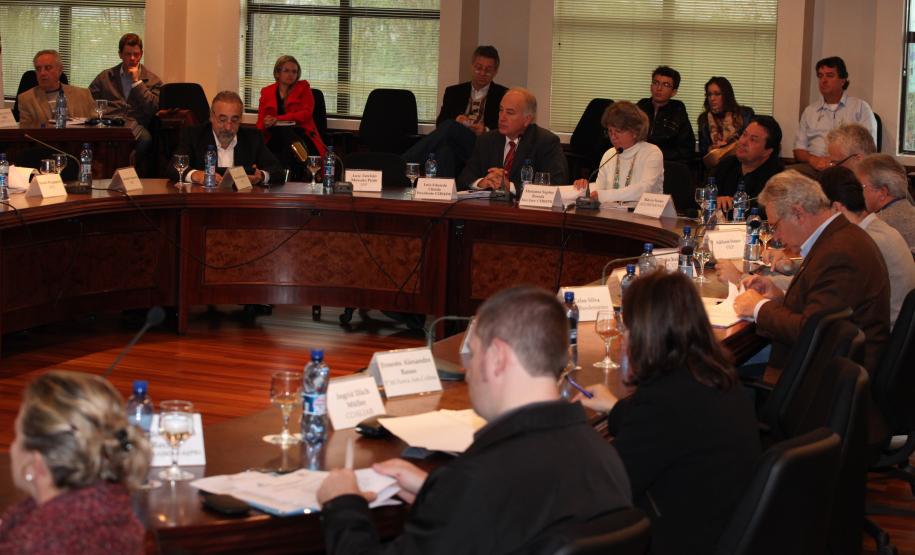 Estado e sociedade compartilham a gestão dos recursos hídricos Estado e sociedade compartilham a gestão dos recursos hídricos