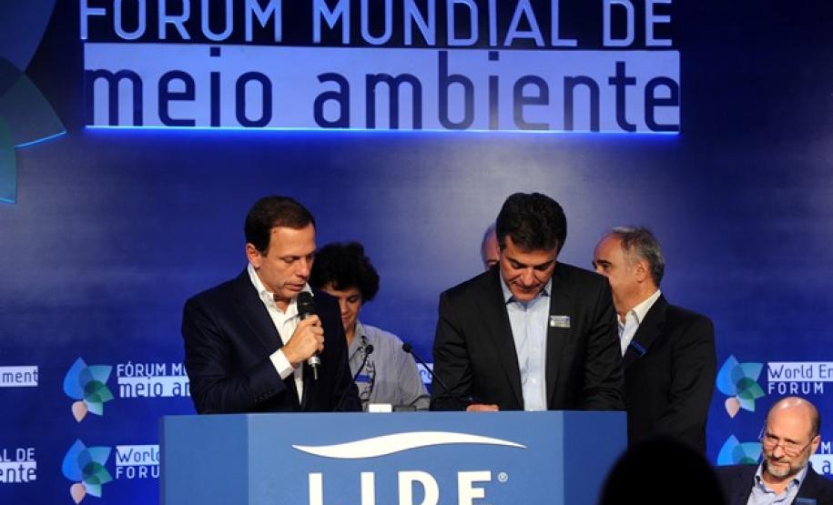 No Fórum Mundial de Meio Ambiente, Richa assina decreto do Pacto das Águas
