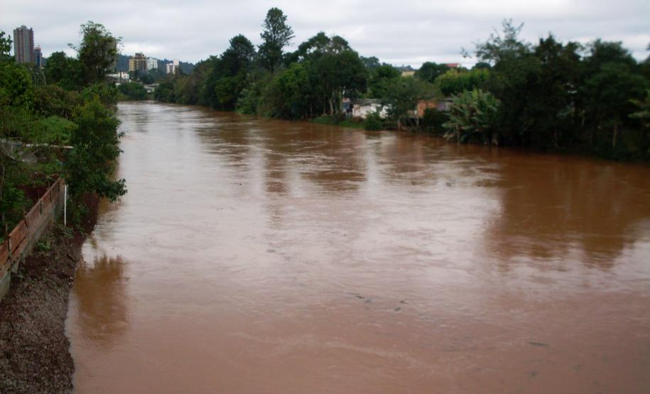 Durante as fortes chuvas ocorridas no mês de junho, as famílias que vivem nas proximidades do rio Marrecas, em Francisco Beltrão, na região Sudoeste do Paraná, puderam ser avisadas com três horas de antecedência de que o nível do rio iria subir. O rio também passa por obras de drenagem, que já aumentar a sua vazão.