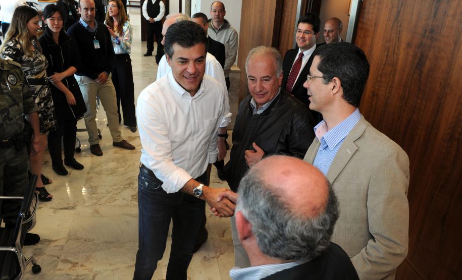 Governador Beto Richa acompanhado pelo, secretário de Meio Ambiente, Luiz Eduardo Cheida, presidente do Ibama, Volney Zanardi Júnior, superintendente do Ibama, Jorge Calado, diretor-presidente do IAP, Luiz Tarcisio Mossato Pinto, diretor-presidente do ITCG, Amílcar Cavalcante Cabral, diretor presidente da Mineropar, José Antonio Zem, diretor presidente do Simepar, Eduardo Alvim Leite, deputado federal Fábio Feldmann, secretário chefe da Casa Civil, Reinhold Stephanes, sub-chefe da Casa Civil, Guto