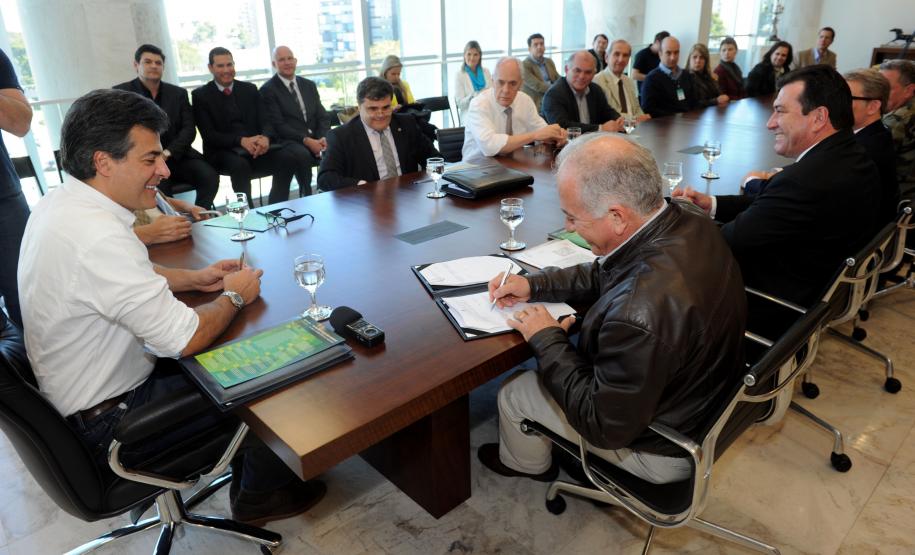Governador Beto Richa acompanhado pelo, secretário de Meio Ambiente, Luiz Eduardo Cheida, presidente do Ibama, Volney Zanardi Júnior, superintendente do Ibama, Jorge Calado, diretor-presidente do IAP, Luiz Tarcisio Mossato Pinto, diretor-presidente do ITCG, Amílcar Cavalcante Cabral, diretor presidente da Mineropar, José Antonio Zem, diretor presidente do Simepar, Eduardo Alvim Leite, deputado federal Fábio Feldmann, secretário chefe da Casa Civil, Reinhold Stephanes, sub-chefe da Casa Civil, Guto