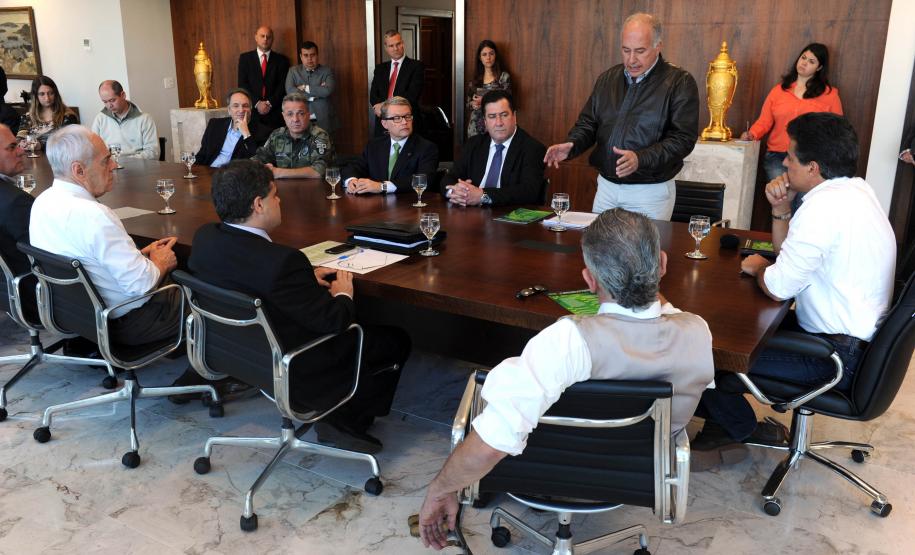 Governador Beto Richa acompanhado pelo, secretário de Meio Ambiente, Luiz Eduardo Cheida, presidente do Ibama, Volney Zanardi Júnior, superintendente do Ibama, Jorge Calado, diretor-presidente do IAP, Luiz Tarcisio Mossato Pinto, diretor-presidente do ITCG, Amílcar Cavalcante Cabral, diretor presidente da Mineropar, José Antonio Zem, diretor presidente do Simepar, Eduardo Alvim Leite, deputado federal Fábio Feldmann, secretário chefe da Casa Civil, Reinhold Stephanes, sub-chefe da Casa Civil, Guto