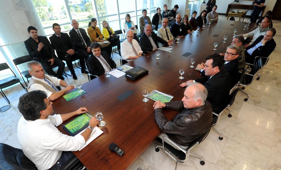 Governador Beto Richa acompanhado pelo, secretário de Meio Ambiente, Luiz Eduardo Cheida, presidente do Ibama, Volney Zanardi Júnior, superintendente do Ibama, Jorge Calado, diretor-presidente do IAP, Luiz Tarcisio Mossato Pinto, diretor-presidente do ITCG, Amílcar Cavalcante Cabral, diretor presidente da Mineropar, José Antonio Zem, diretor presidente do Simepar, Eduardo Alvim Leite, deputado federal Fábio Feldmann, secretário chefe da Casa Civil, Reinhold Stephanes, sub-chefe da Casa Civil, Guto