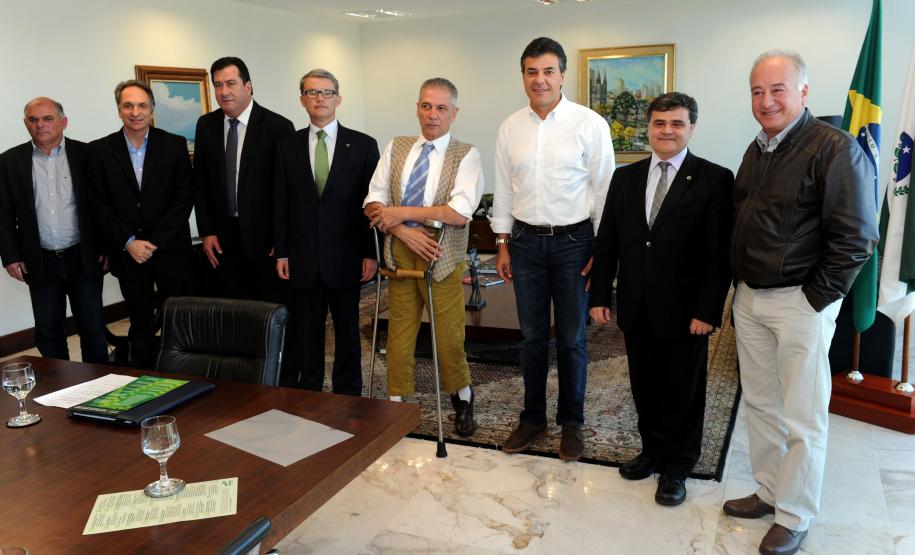 Governador Beto Richa acompanhado pelo, secretário de Meio Ambiente, Luiz Eduardo Cheida, presidente do Ibama, Volney Zanardi Júnior, superintendente do Ibama, Jorge Calado, diretor-presidente do IAP, Luiz Tarcisio Mossato Pinto, diretor-presidente do ITCG, Amílcar Cavalcante Cabral, diretor presidente da Mineropar, José Antonio Zem, diretor presidente do Simepar, Eduardo Alvim Leite, deputado federal Fábio Feldmann, secretário chefe da Casa Civil, Reinhold Stephanes, sub-chefe da Casa Civil, Guto
