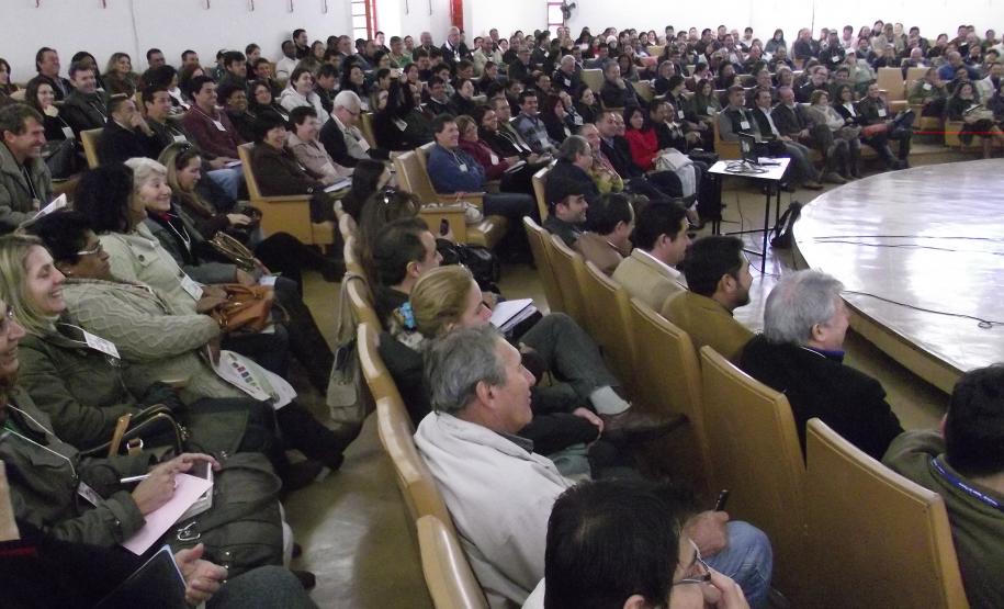 Mais de 400 pessoas de 104 municípios da região norte do Paraná participaram, nesta quinta-feira (25), da segunda Conferência Macrorregional de Meio Ambiente, em Londrina. Todas as regiões do Paraná realizarão conferências até o final de agosto com o objetivo de ampliar a discussão sobre gestão e o tratamento dos resíduos sólidos urbanos.