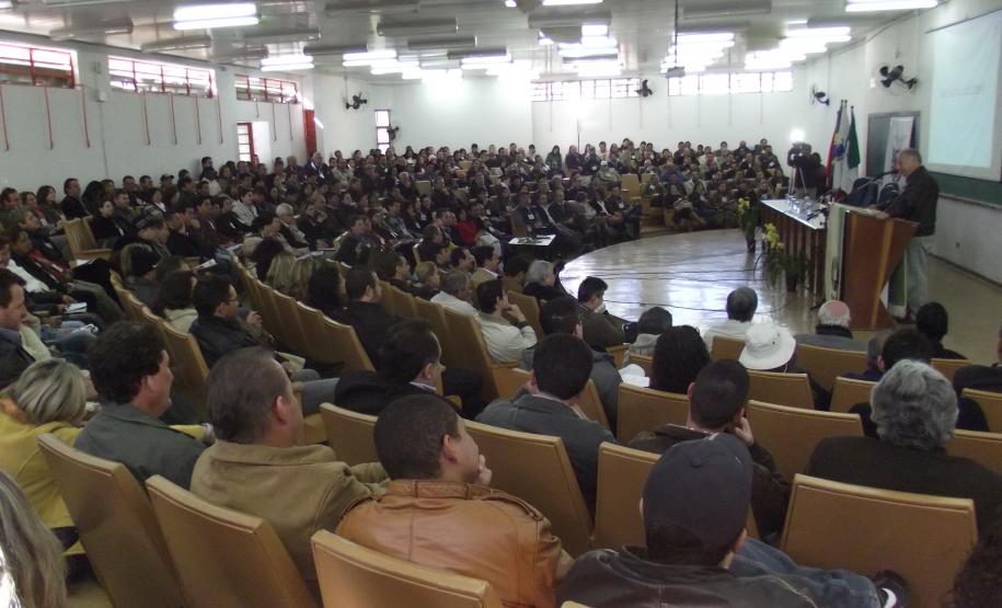 Mais de 400 pessoas de 104 municípios da região norte do Paraná participaram, nesta quinta-feira (25), da segunda Conferência Macrorregional de Meio Ambiente, em Londrina. Todas as regiões do Paraná realizarão conferências até o final de agosto com o objetivo de ampliar a discussão sobre gestão e o tratamento dos resíduos sólidos urbanos.