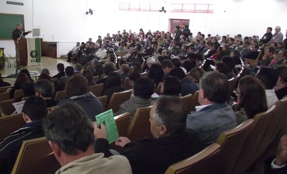 Mais de 400 pessoas de 104 municípios da região norte do Paraná participaram, nesta quinta-feira (25), da segunda Conferência Macrorregional de Meio Ambiente, em Londrina. Todas as regiões do Paraná realizarão conferências até o final de agosto com o objetivo de ampliar a discussão sobre gestão e o tratamento dos resíduos sólidos urbanos.