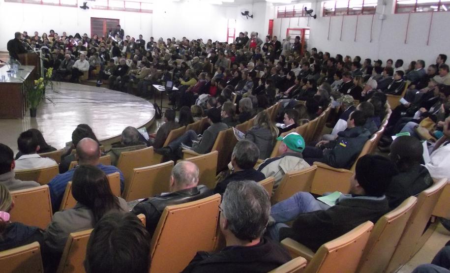 Mais de 400 pessoas de 104 municípios da região norte do Paraná participaram, nesta quinta-feira (25), da segunda Conferência Macrorregional de Meio Ambiente, em Londrina. Todas as regiões do Paraná realizarão conferências até o final de agosto com o objetivo de ampliar a discussão sobre gestão e o tratamento dos resíduos sólidos urbanos.